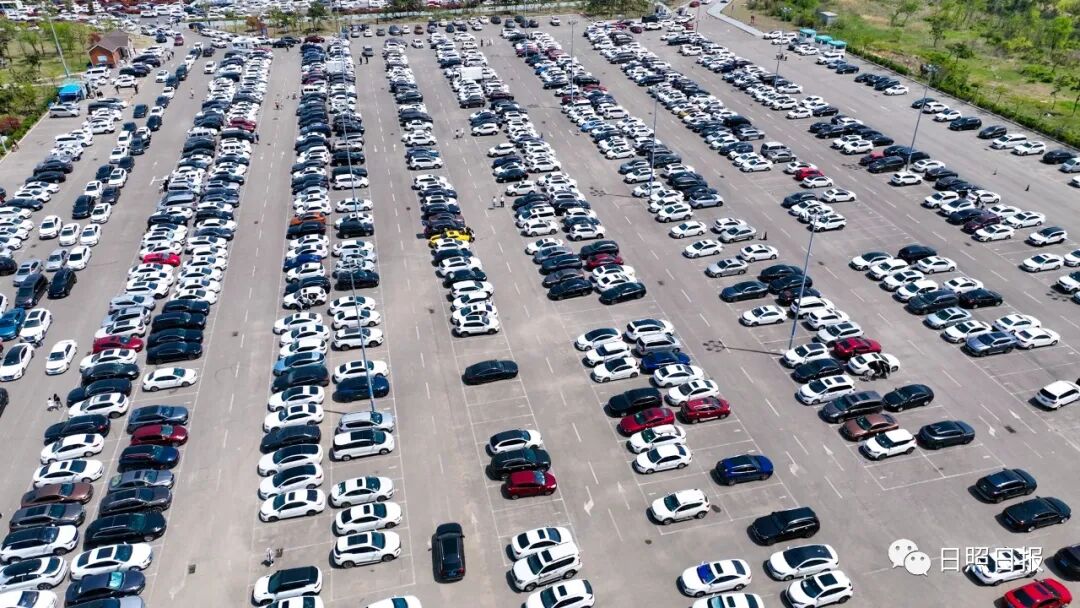 6969"快到东夷小镇时路上开始堵车了,我看这里停车场抬着杆,就