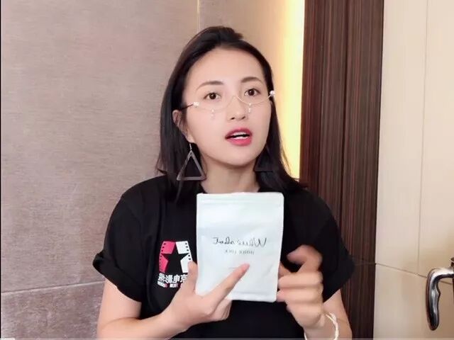 包文婧素颜皮肤又黑又黄,还好意思给大家推荐美白丸?