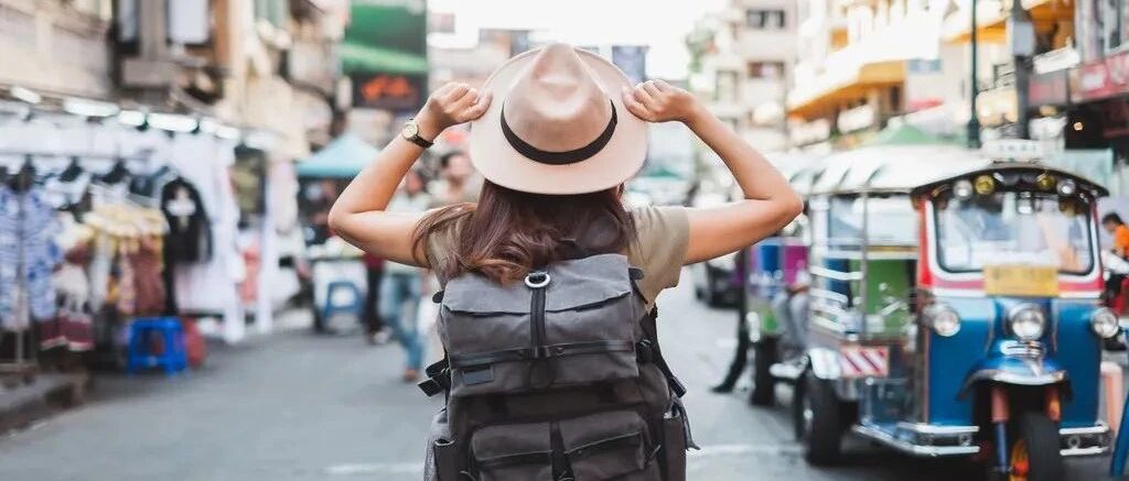 扎心！程序员旅行却只能紧紧抱着电脑加班？