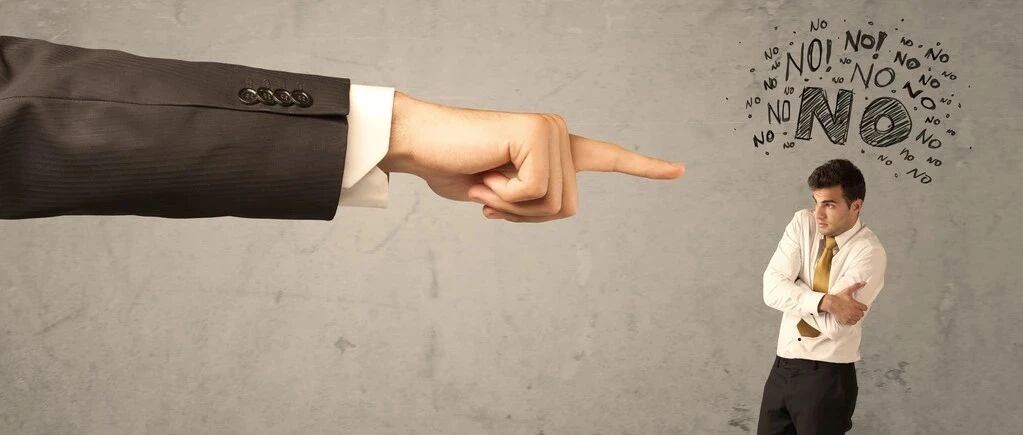 总监调岗至前台，企业被判赔偿26万，法院：“侮辱性调岗”违法！