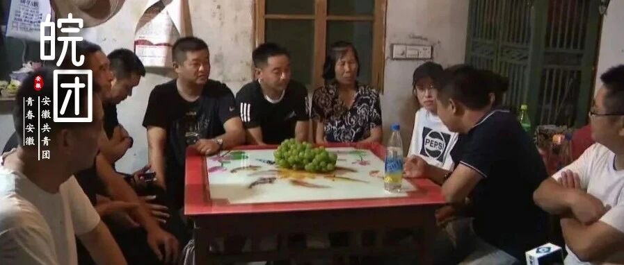 女孩考上大学，家里来了35个“爸爸”！