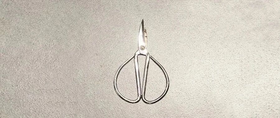 今天，有把在枕头下放了好多年的剪刀，在这展出……