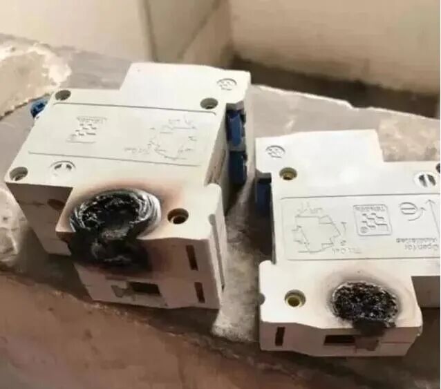 空調功率是4500W，用的32A空開和4平方電源線，怎么運行一段時間后總跳閘？的圖2