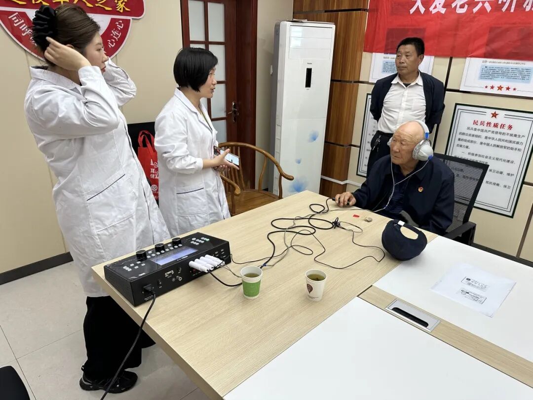 滨周到青放心军民情青田街道开展关爱老兵听新声尊军崇军树新风助听器