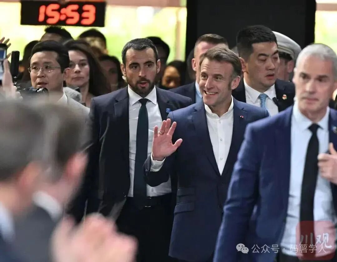 12月5日下午，法国总统马克龙在成都访问四川大学。图源：四川日报