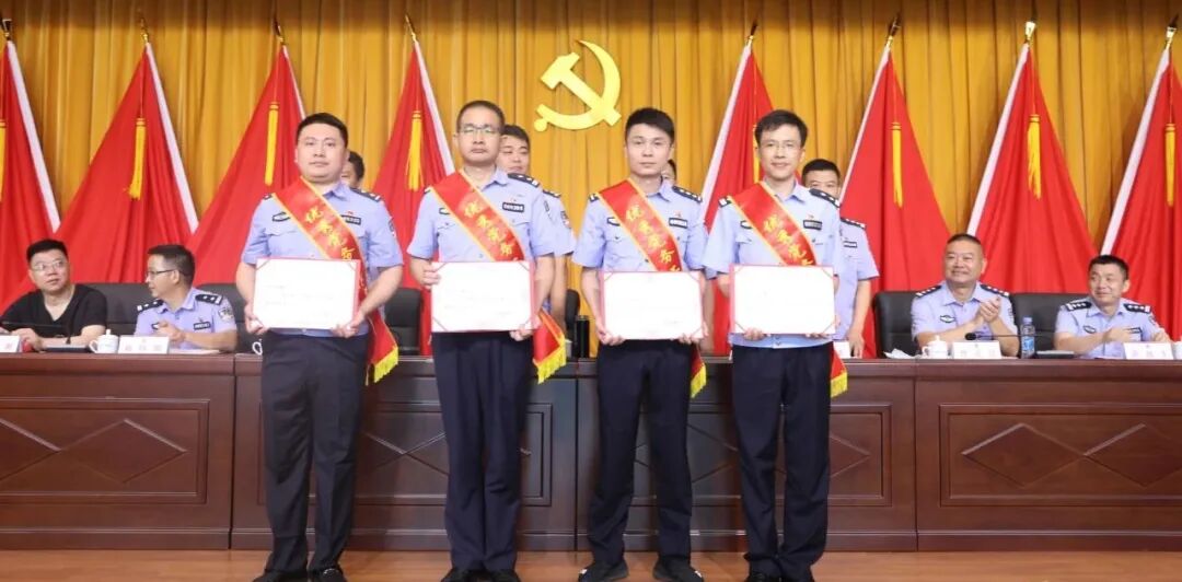 薪火相传赓续光芒余干县公安局召开光荣在党50年纪念章颁发仪式暨七一