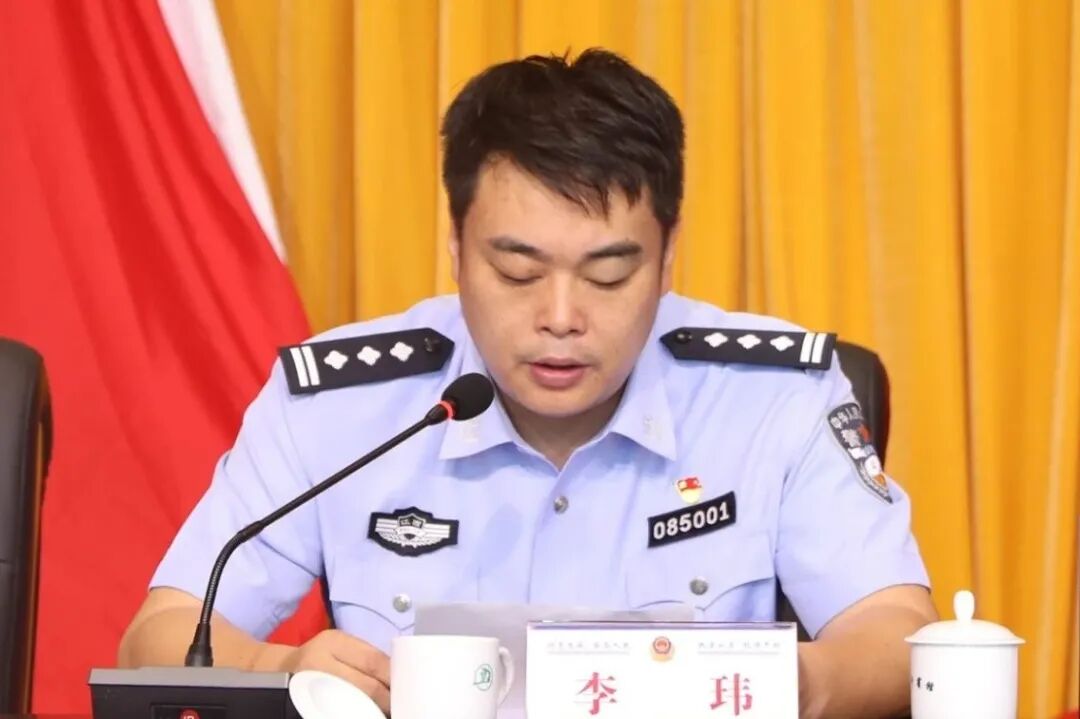 薪火相传赓续光芒余干县公安局召开光荣在党50年纪念章颁发仪式暨七一