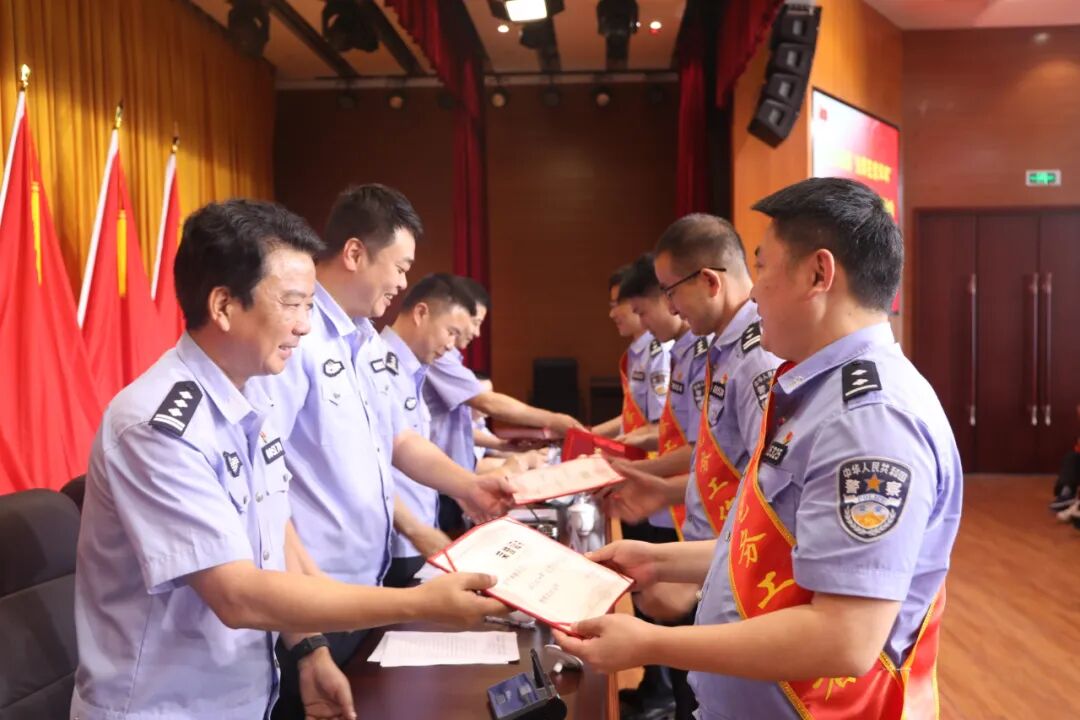 薪火相传赓续光芒余干县公安局召开光荣在党50年纪念章颁发仪式暨七一