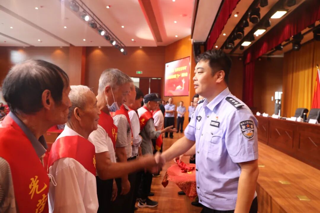 薪火相传赓续光芒余干县公安局召开光荣在党50年纪念章颁发仪式暨七一