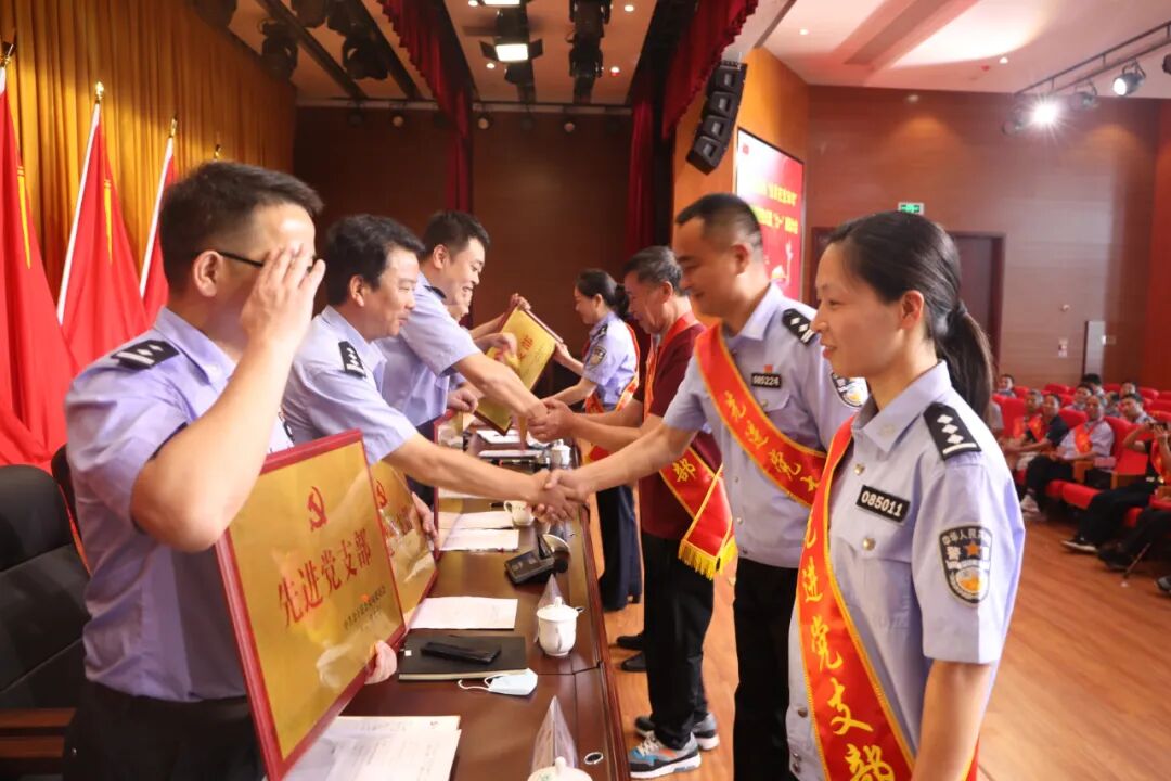 薪火相传赓续光芒余干县公安局召开光荣在党50年纪念章颁发仪式暨七一