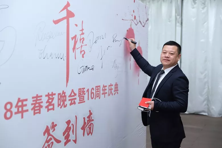 这次...骚起来姿势不一般! 这次...骚起来姿势不一般!