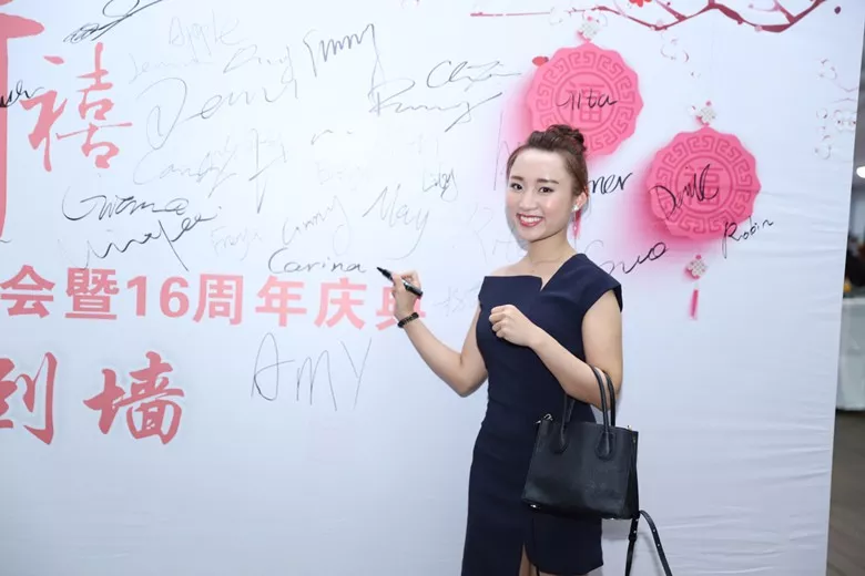 这次...骚起来姿势不一般! 这次...骚起来姿势不一般!