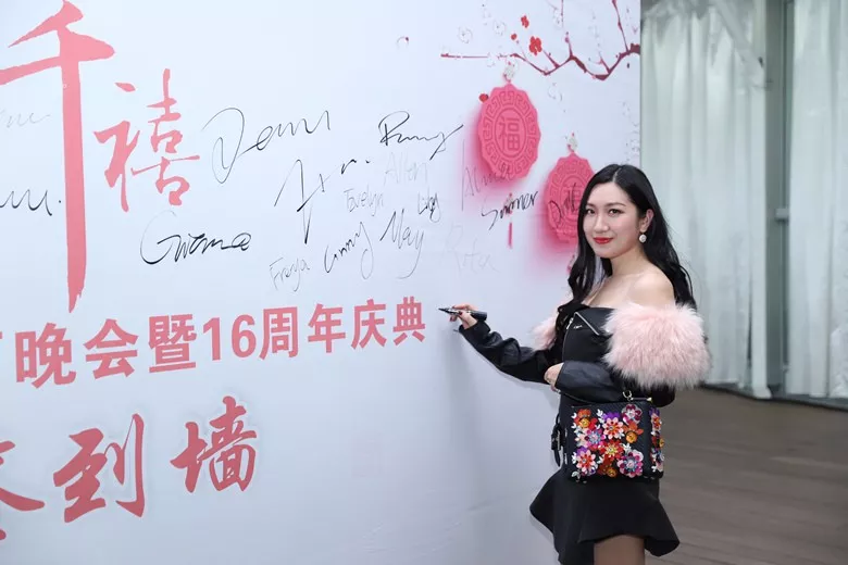 这次...骚起来姿势不一般! 这次...骚起来姿势不一般!