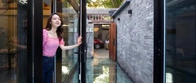 北京姑娘继承50㎡二环胡同房，地面铺镜子、浴厕全透明：一个人住太爽