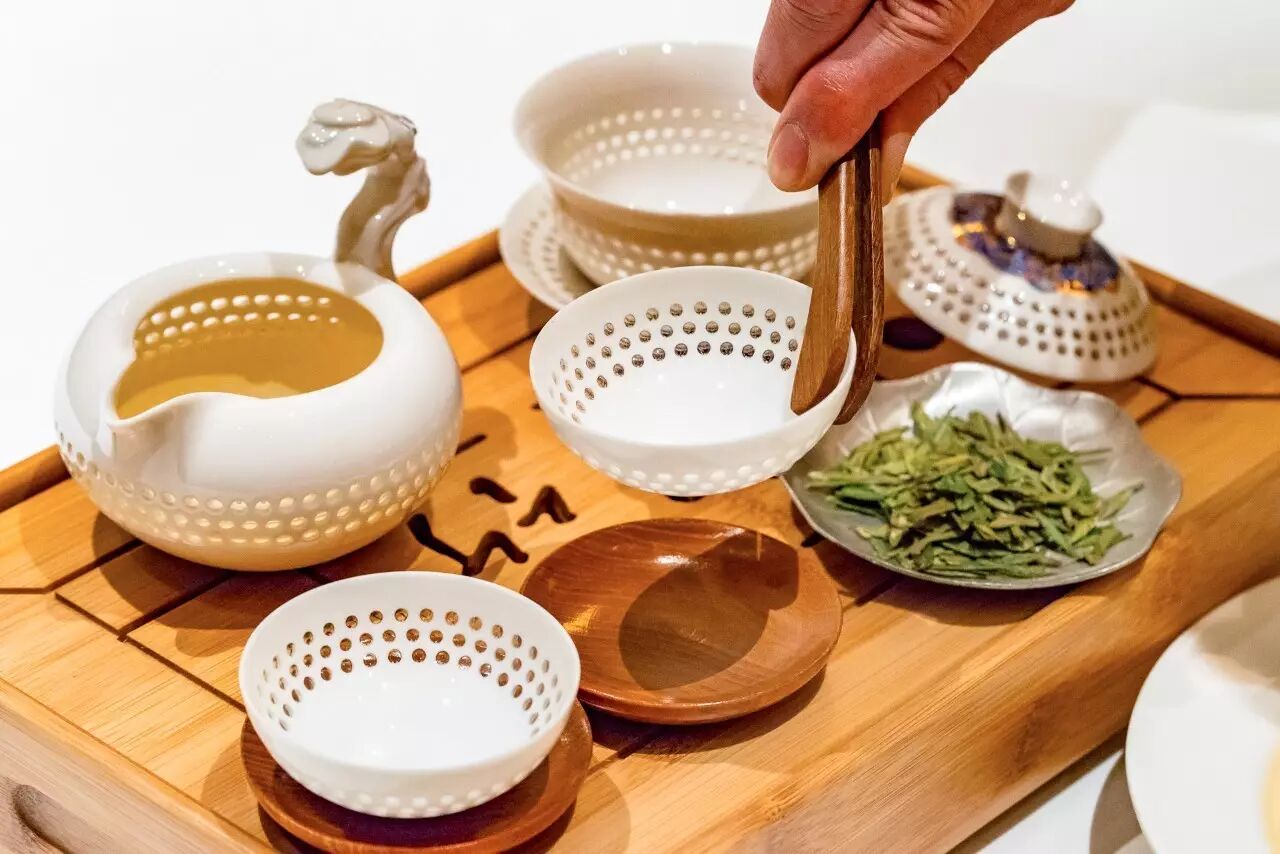 不仅如此,餐厅推出的以茶入菜出品也赢得口碑,比如:单丛水仙骨,正山小