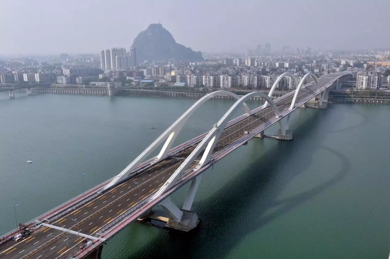 在距离老铁桥直线距离约10公里的柳江上游,又新添了第二座铁桥柳江