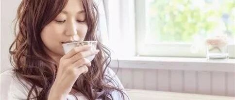 柠檬水、枸杞水、蜂蜜水、淡盐水？起床后喝什么水更健康？