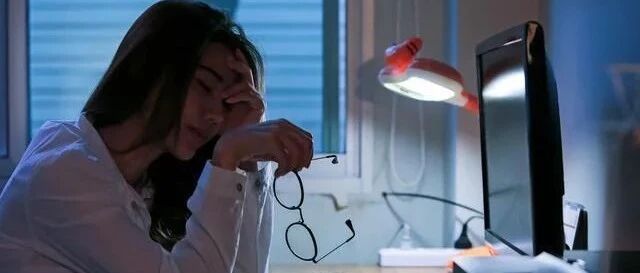 通宵达旦，扛不住的不仅仅是眼皮，还可能伤到胃！