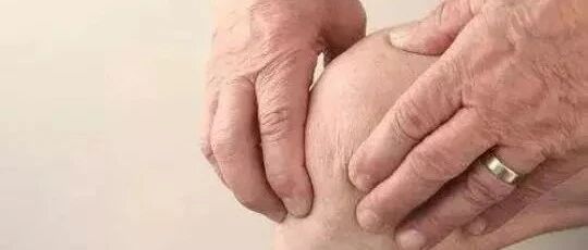 无端端膝关节又疼又肿，走路也不利索，这是怎么了？