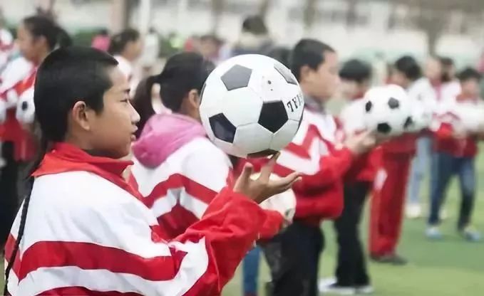 足球比赛购买软件 让学生用手玩足球，足球操是促了足球还是误了足球？