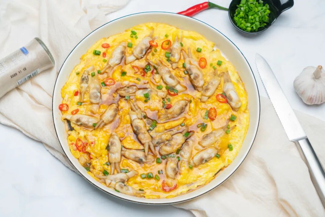 蛏子抱蛋recipe同样是蛏子和鸡蛋的搭配,这次的做法更简单,更酥香,更