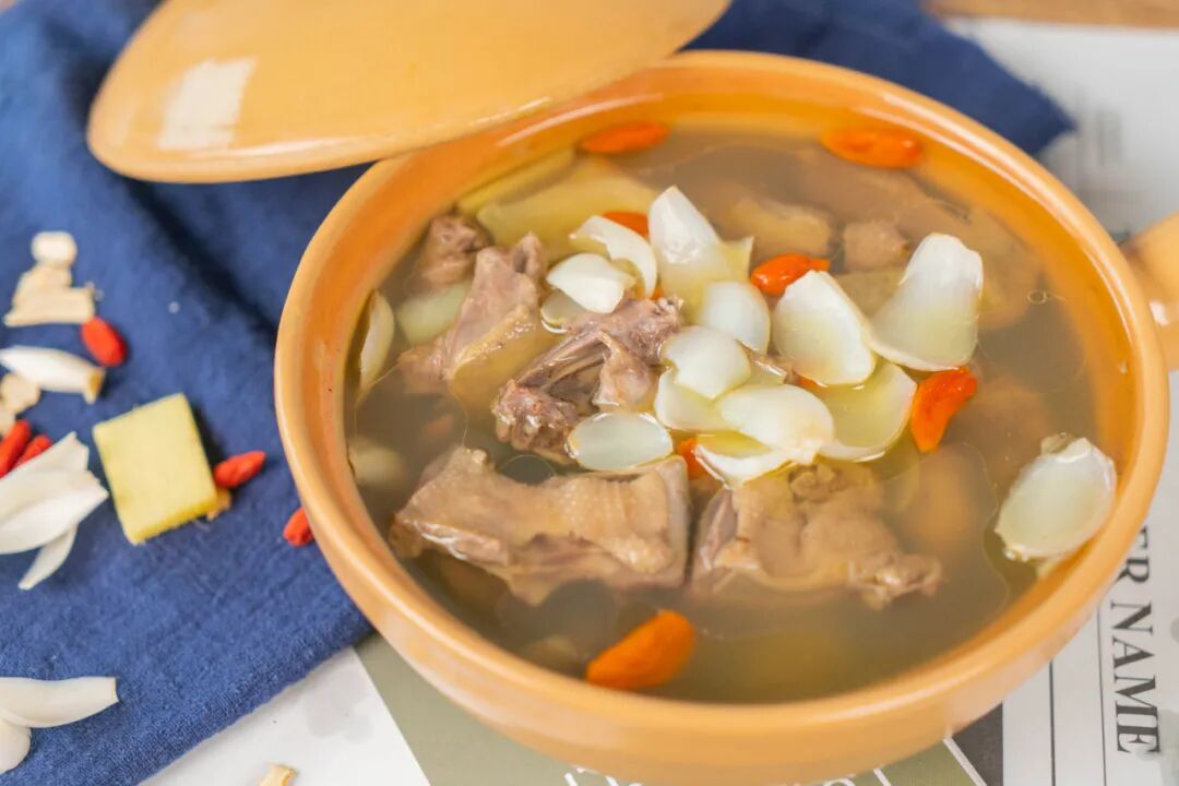 百合绿豆鸽子汤recipe蒸出来的汤头格外清澈,微微的清甜伴着酥软成沙