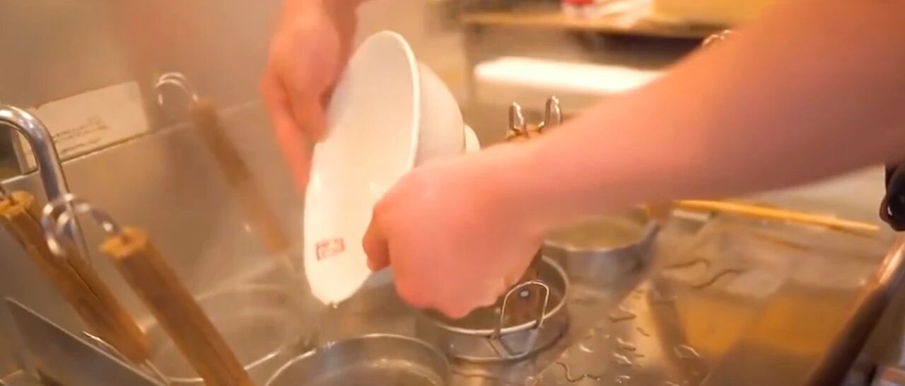 几十斤骨头熬出一碗汤！这条爆火的日本餐厅后厨视频，看得我目瞪口呆！