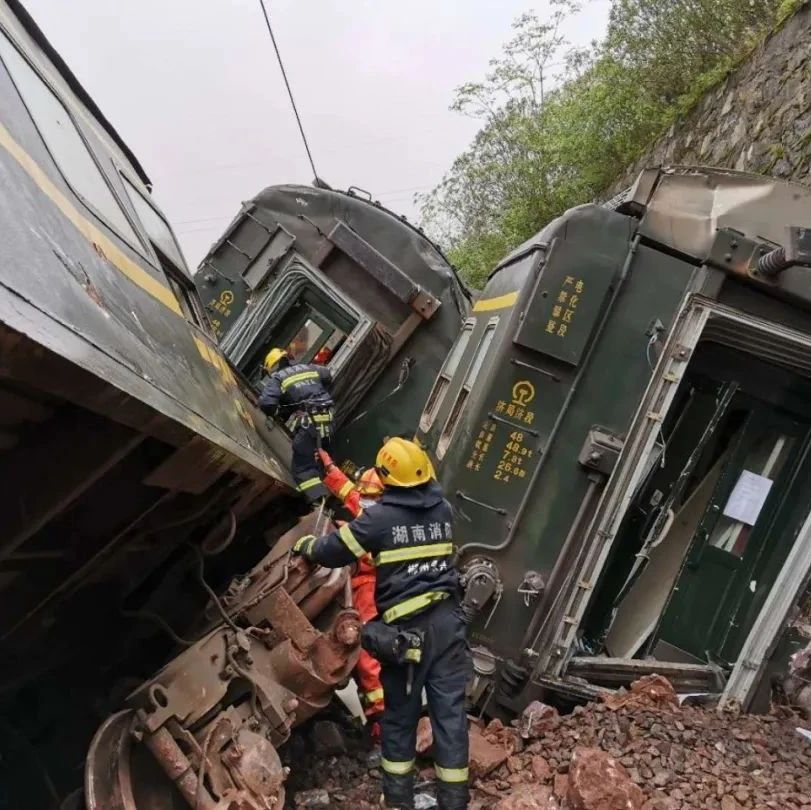 【最新情况】t179次客运火车在郴州境内侧翻起火,事故致1死4重伤(附