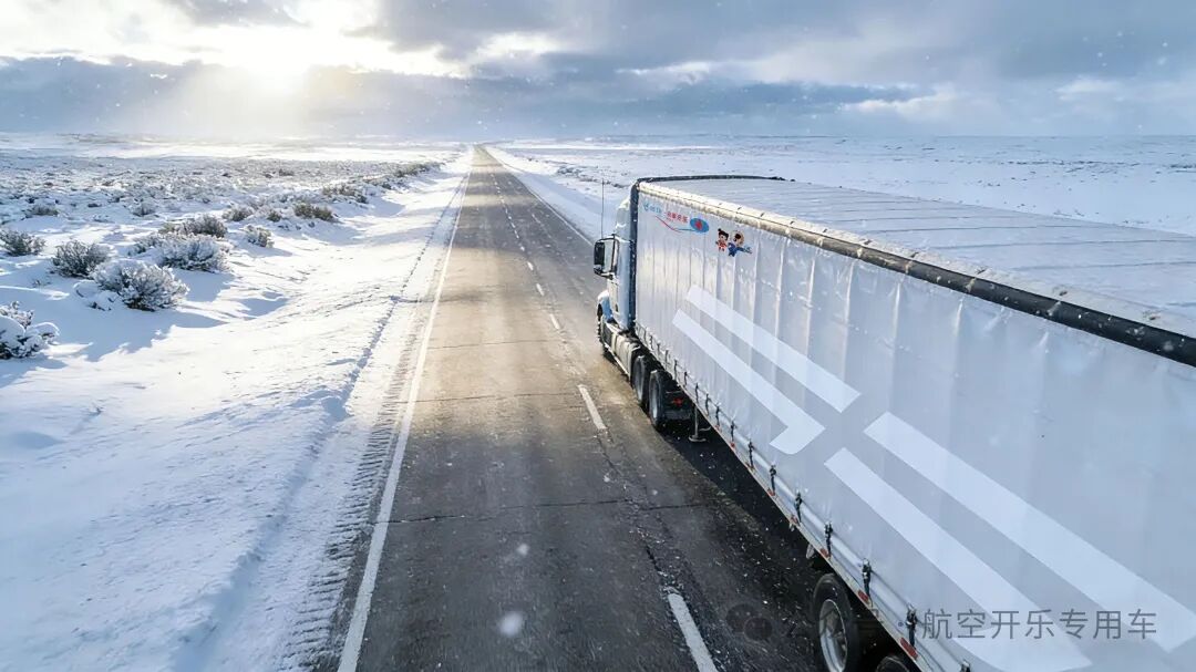 侧帘布半挂车雪地航拍图.jpg