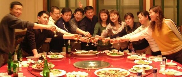 同学聚会AA制，班长发来账单后，女同学集体抵制：女生凭什么出？