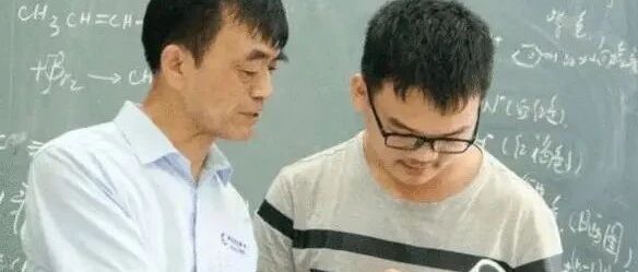 江苏4名教师补课被罚，教育局通报内容引发争议，无偿补课也要罚？