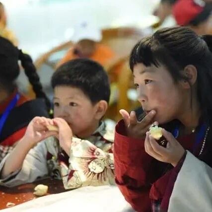 18岁男孩“挥刀自宫”，原因引起社会共鸣，父母需反思！