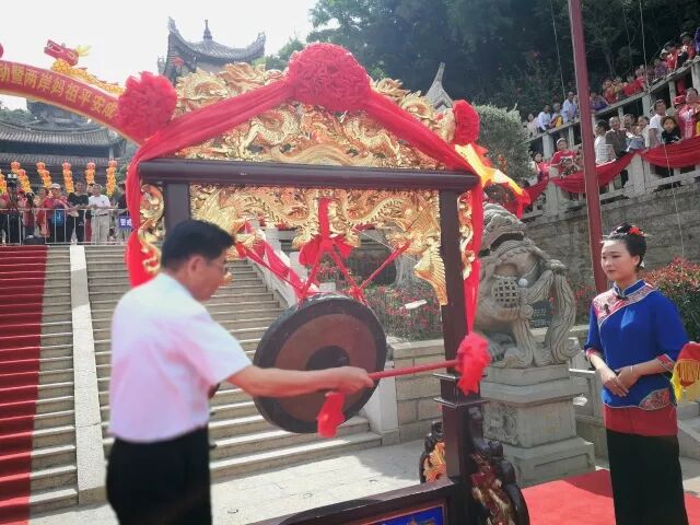 林国良为庙会启动开锣