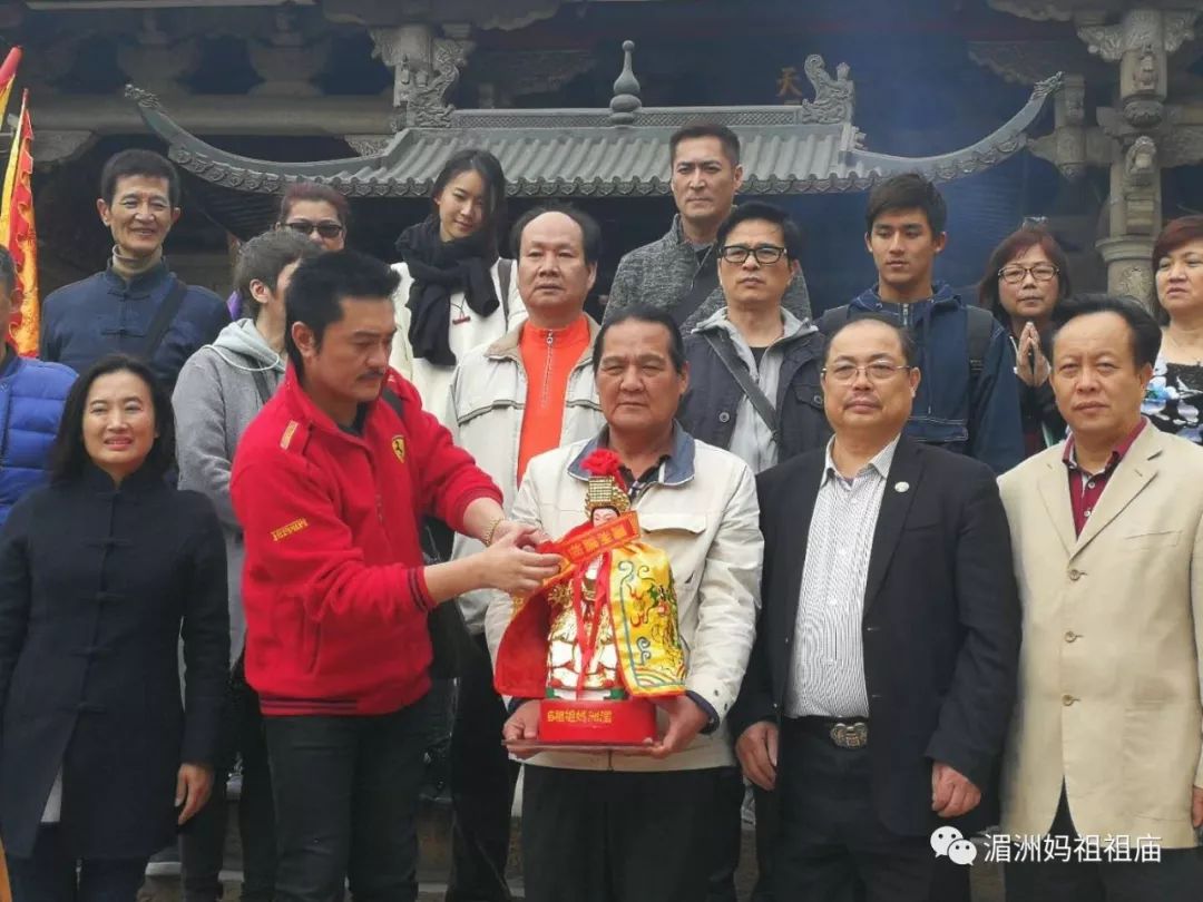 艺人李罗在现场寄语送祝福