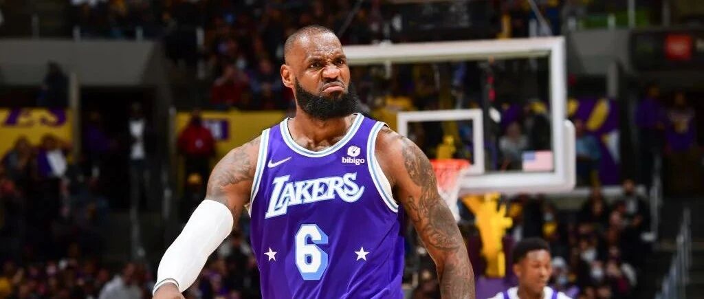 在成为历史第一人之前，詹姆斯先当几天联盟得分王！