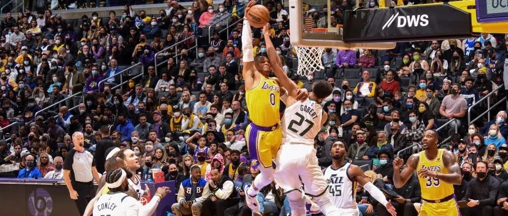 马丁-路德-金日精彩纷呈！老詹道歉后的第一天，威少成了关键先生！