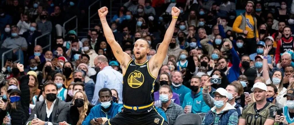 客场篮筐和库里不熟，勇士连胜被终结！东部小库里42分屠雄鹿！