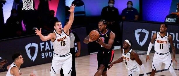 掘金不累！完美封锁伦纳德，掀翻快船只需一节！2-2进入猛龙节奏，历史要重演？