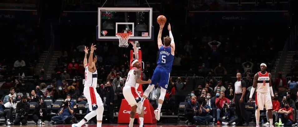 35分大逆转，肯纳德3+1绝杀封神！浓眉回归，湖人也打场富裕仗！