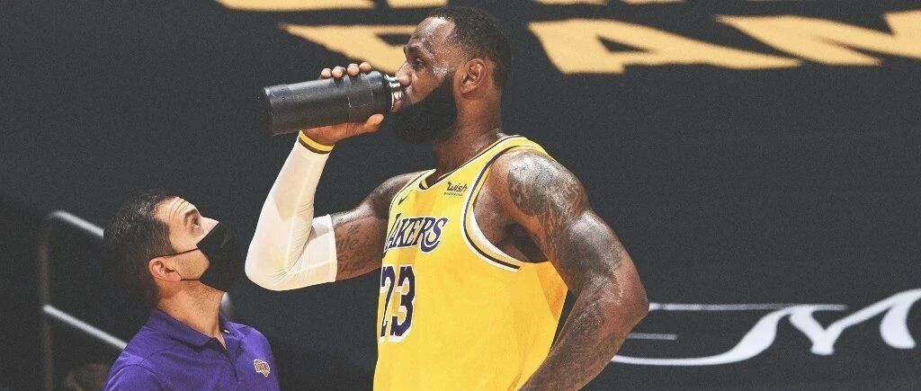 东方力量果然强！公牛过年牛气冲天！湖人又加班，老詹只想在保温杯里放点枸杞！