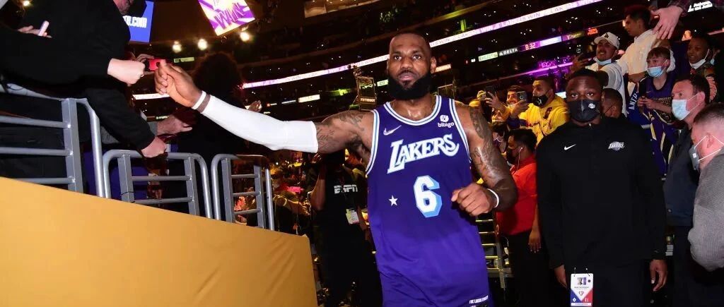 威少整活总有新花样！詹姆斯复出率湖人“新三巨头”完成大逆转！