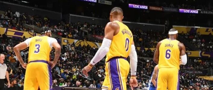 三巨头湖人竟然不敌勇士二阵 难求一胜原因何在？