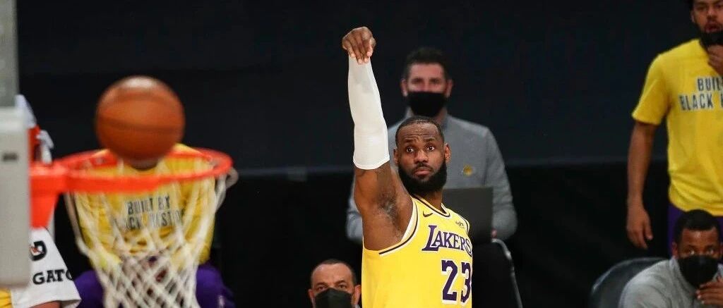 疯狂加班！詹姆斯三双加时累躺，湖人五连胜！三球7记三分再续高光，ROY不远了？