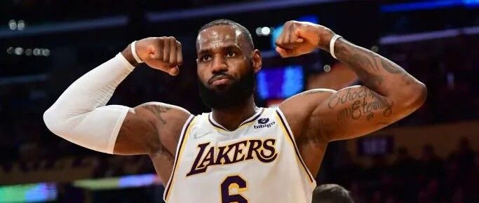 强行五五开湖人险胜活塞！愤怒的库里超越了曾经的自己！