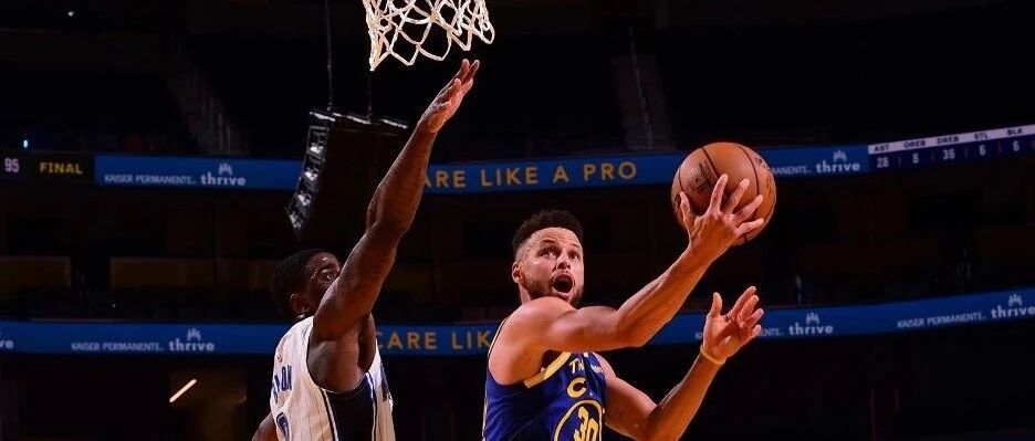 库里第17次单场10记三分拆魔术 吉米赛季首砍三双赢火箭