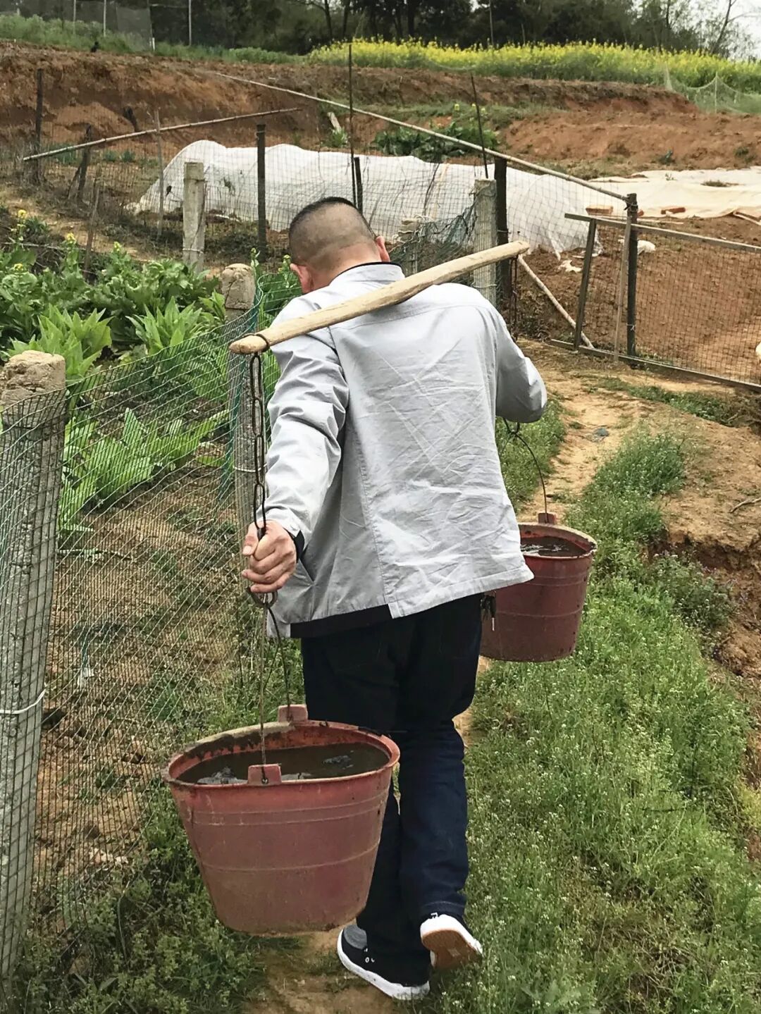 公正扶贫,不养懒汉三个"不走"记者有过多次人物采访经历,这次尤其感动