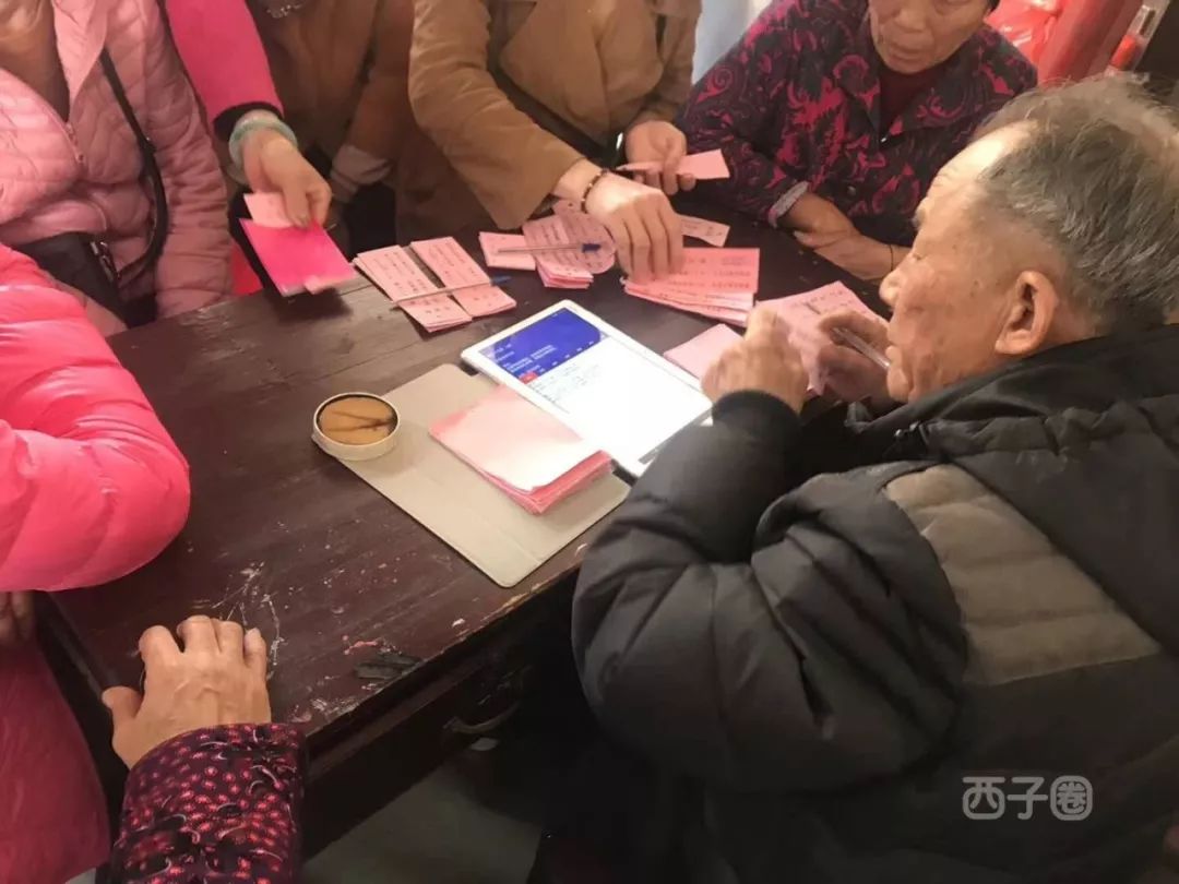 惠東70多歲老人用平板電腦幫人解簽 科技 第3張
