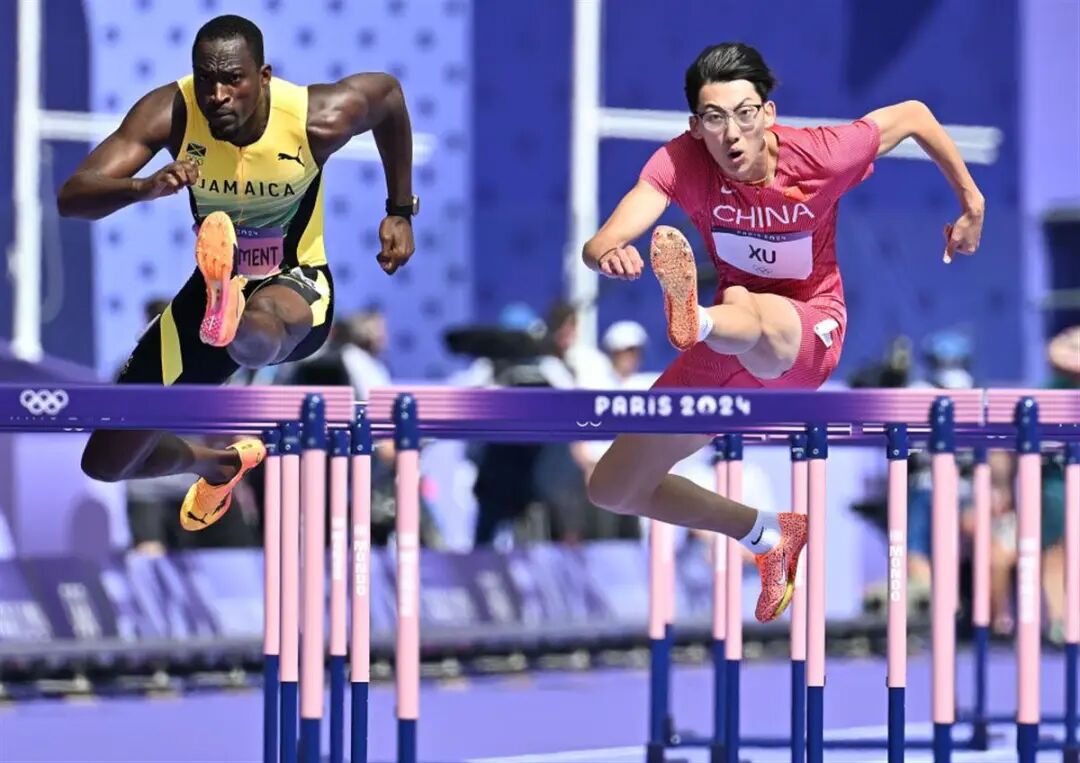 “以為是搞奧數(shù)的，結果是搞奧運的！”徐卓一回應戴眼鏡參加跨欄比賽