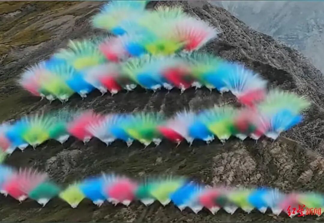 引发争议的“升龙”烟花表演。媒体报道视频截图