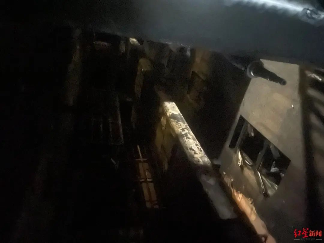 南京火灾楼栋可见大量电动车残骸